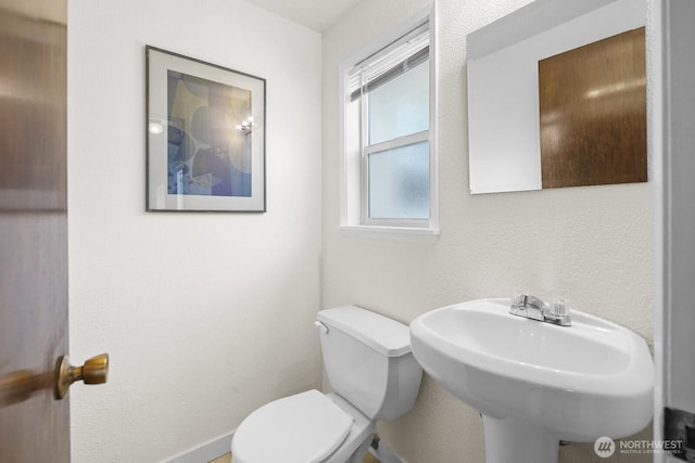 852 NE 194th St, Shoreline, WA 98155 - half bathroom featuring toilet and a sink