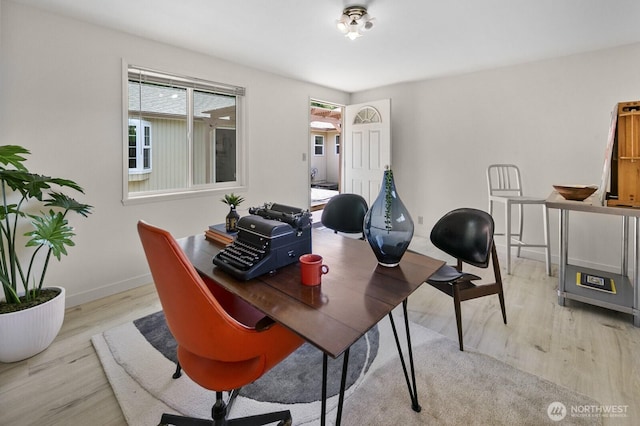 852 NE 194th St, Shoreline, WA 98155 - dining area featuring light wood finished floors and a desk