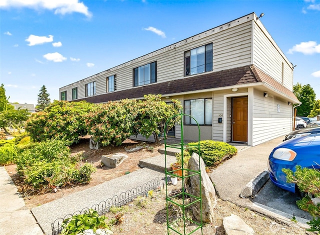 1612 33rd St Unit 102, Everett, WA 98201 - view of front facade with roof with shingles