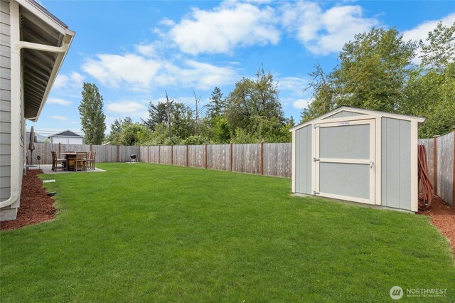 225 N Mcneely St, Buckley, WA 98321 - fenced backyard featuring a shed and outdoor dining space