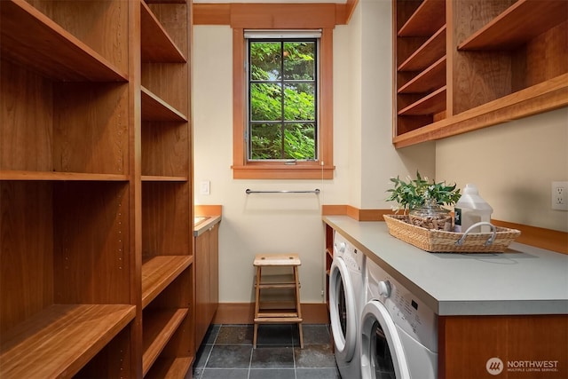 7715 NE 22nd St, Medina, WA 98039 - laundry area with washing machine and clothes dryer and baseboards