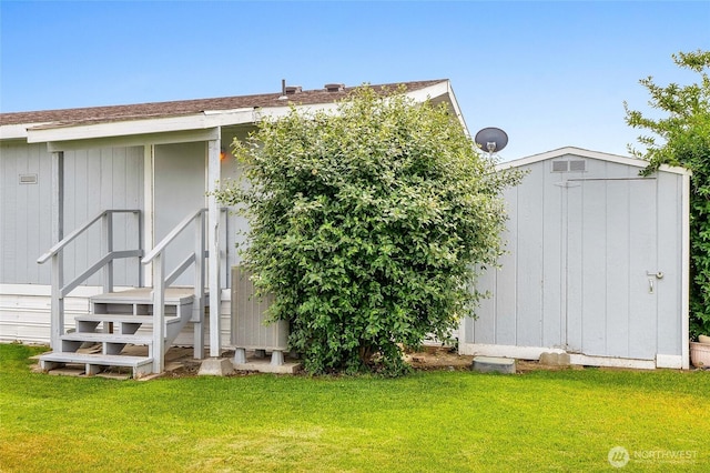 2240 W Broadway Ave Unit 22, Moses Lake, WA 98837 - rear view of house featuring a yard, a shed, and entry steps