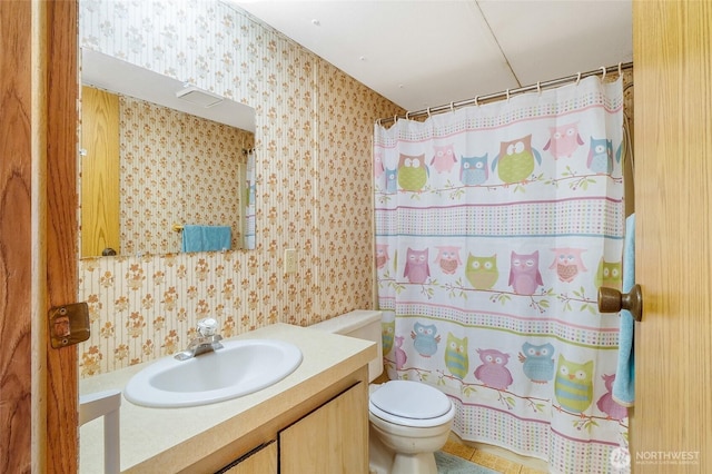 2240 W Broadway Ave Unit 22, Moses Lake, WA 98837 - full bath featuring wallpapered walls, vanity, and a shower with curtain