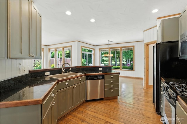 847 SE Covey Ct, College Place, WA 99324 - kitchen featuring stainless steel appliances, a peninsula, plenty of natural light, tile counters, and recessed lighting