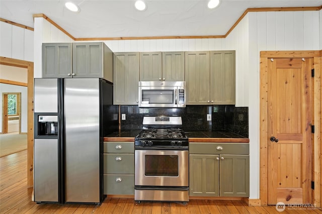 847 SE Covey Ct, College Place, WA 99324 - kitchen featuring stainless steel appliances, ornamental molding, tasteful backsplash, light wood-style floors, and recessed lighting