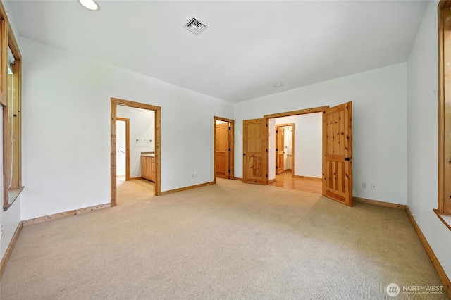 847 SE Covey Ct, College Place, WA 99324 - unfurnished bedroom featuring light carpet, ensuite bath, and recessed lighting