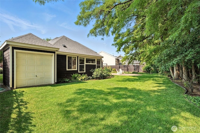 847 SE Covey Ct, College Place, WA 99324 - view of yard with an attached garage