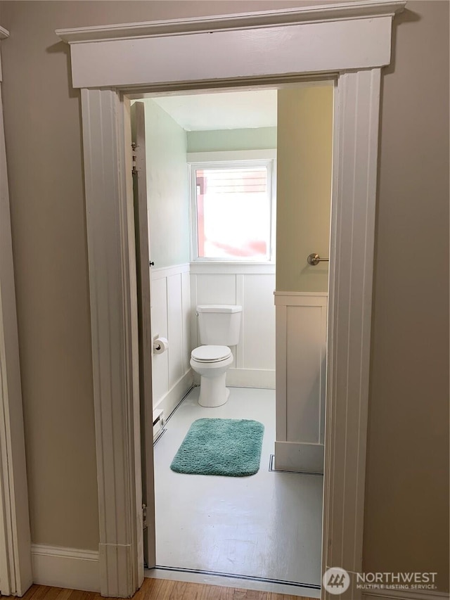 316 N F, Aberdeen, WA 98520 - bathroom featuring a decorative wall and wainscoting