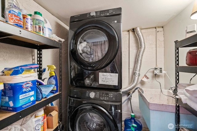 2914 N 15th St, Tacoma, WA 98406 - laundry room with stacked washer / drying machine