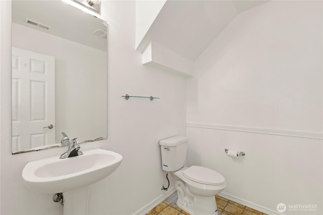331 Index Ave SE, Renton, WA 98056 - half bath featuring toilet and baseboards