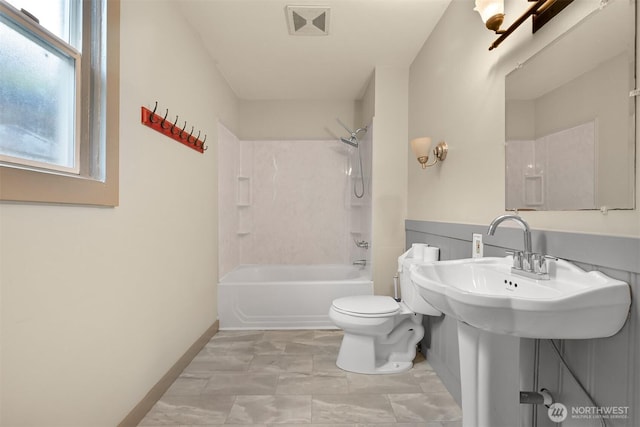 1609 F St, Bellingham, WA 98225 - bathroom with toilet and shower / bath combination
