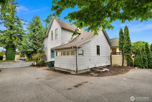 1609 F St, Bellingham, WA 98225 - view of side of property featuring a shingled roof