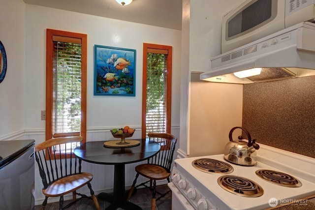 210 26th Street Nw 203&04, Long Beach, WA 98631 - dining space with wainscoting