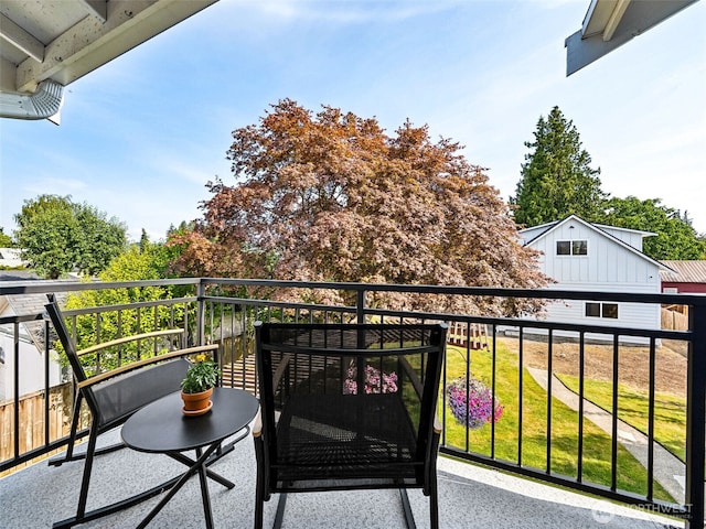724 6th Ave SW, Puyallup, WA 98371 - view of balcony