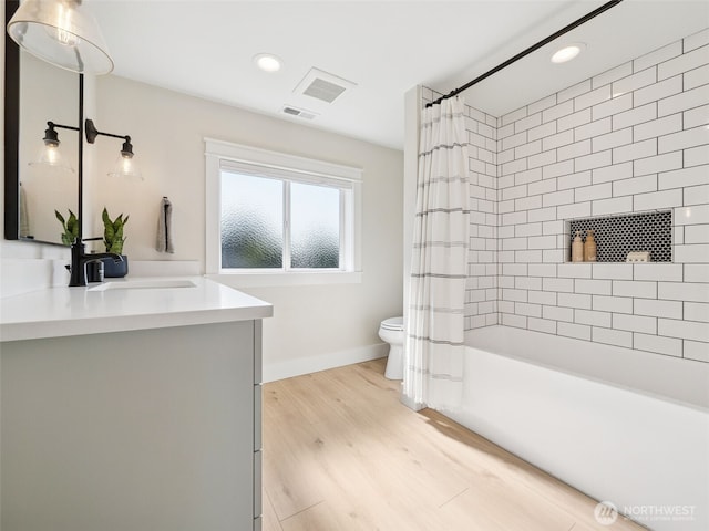 724 6th Ave SW, Puyallup, WA 98371 - full bath featuring vanity, shower / tub combo, wood finished floors, and recessed lighting