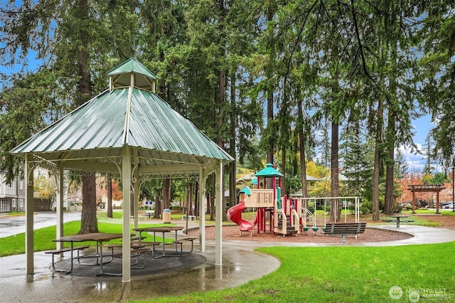 18223 NE 95th Way Unit 102, Redmond, WA 98052 - community playground with a yard and a gazebo