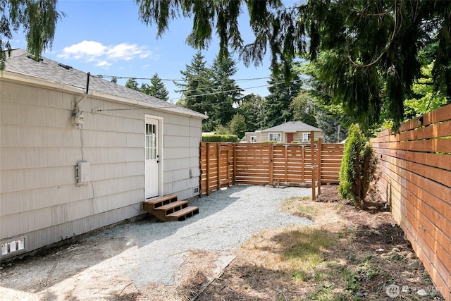 19410 10th Ave S, Des Moines, WA 98148 - fenced backyard featuring entry steps