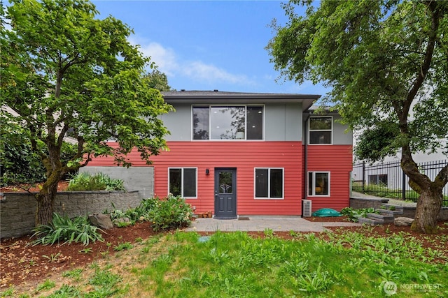 1600 11th Ave S, Seattle, WA 98134 - view of front of house with a patio area