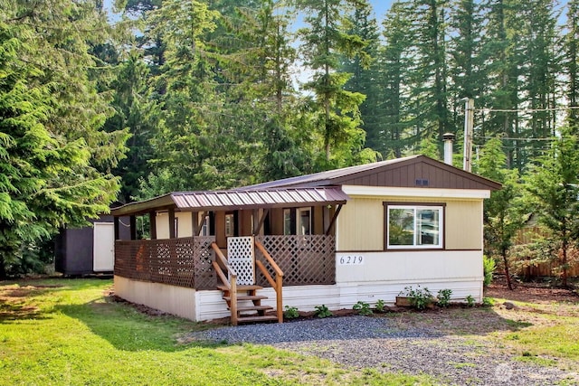 6219 Shamrock Rd, Maple Falls, WA 98266 - view of front facade featuring covered porch, a front yard, and a view of trees