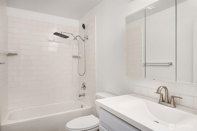 17431 Ambaum Blvd S Unit C24, Burien, WA 98148 - bathroom with vanity and shower / bath combination