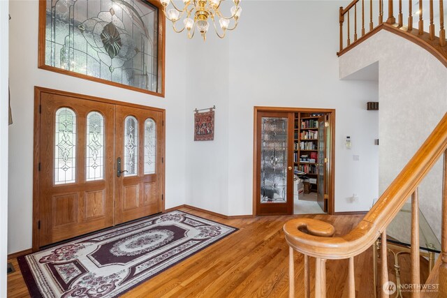 1408 W St NW, Auburn, WA 98001 - foyer entrance featuring a towering ceiling, a chandelier, and wood finished floors