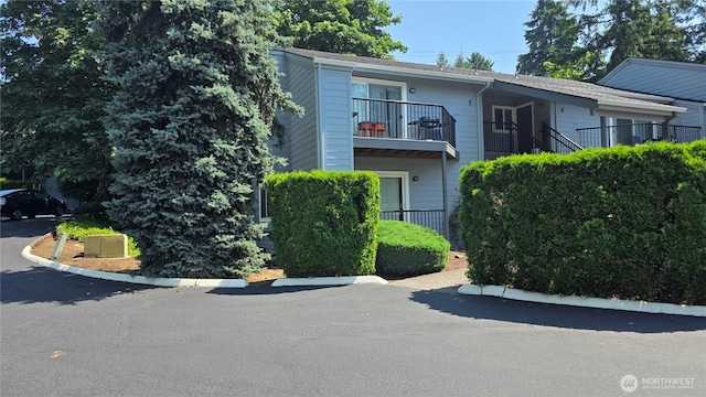 1040 Columbia River Dr Unit 1, Vancouver, WA 98664 - view of front facade featuring a balcony