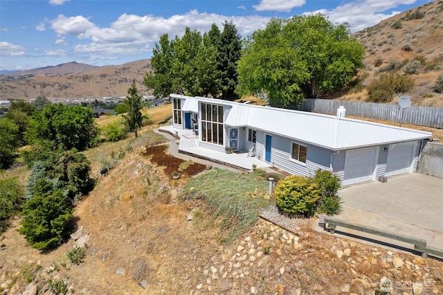 71 Blue Grade Rd, East Wenatchee, WA 98802 - view of front facade featuring a mountain view and a garage
