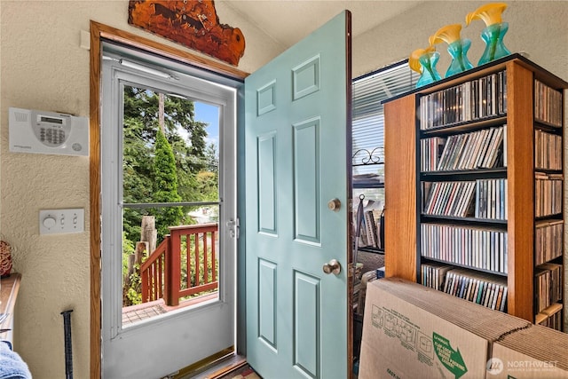 7445S Pine St, Tacoma, WA 98409 - entryway featuring a textured wall