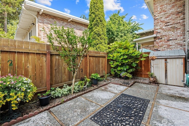 12240 SE 60th St Unit 41, Bellevue, WA 98006 - fenced backyard featuring a patio area and a storage unit