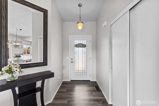 409 Davidson Blvd SW, Mattawa, WA 99349 - entrance foyer with wood finished floors and a chandelier