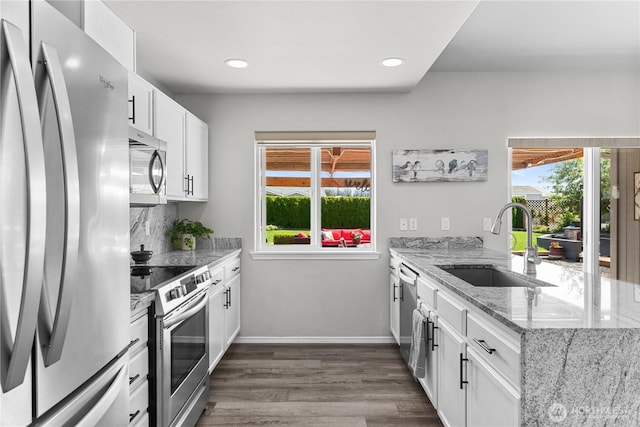 409 Davidson Blvd SW, Mattawa, WA 99349 - kitchen with appliances with stainless steel finishes, a peninsula, plenty of natural light, dark wood-style floors, and recessed lighting