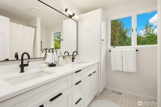 2534 Medina Cir, Medina, WA 98039 - bathroom with double vanity and baseboards