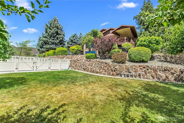 3822 School St, Wenatchee, WA 98801 - view of yard featuring a gate