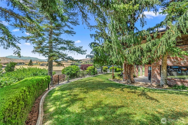 3822 School St, Wenatchee, WA 98801 - view of yard with a mountain view