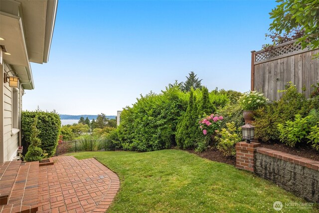526 W Kinnear Pl, Seattle, WA 98119 - fenced backyard with a patio area