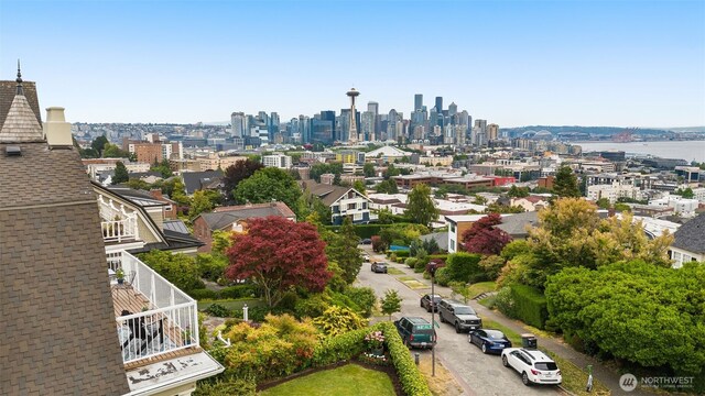 526 W Kinnear Pl, Seattle, WA 98119 - skyline view