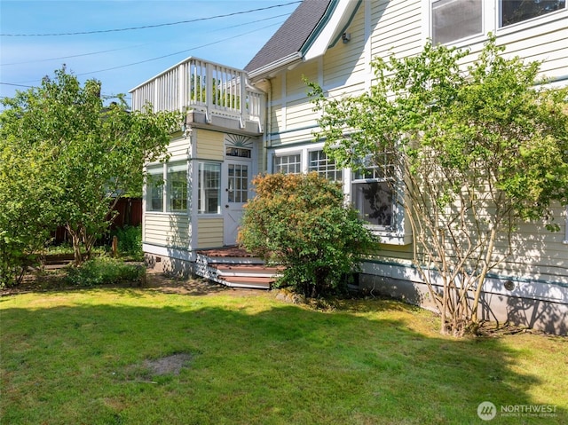 3402 N 28th St, Tacoma, WA 98407 - view of grassy yard with a balcony