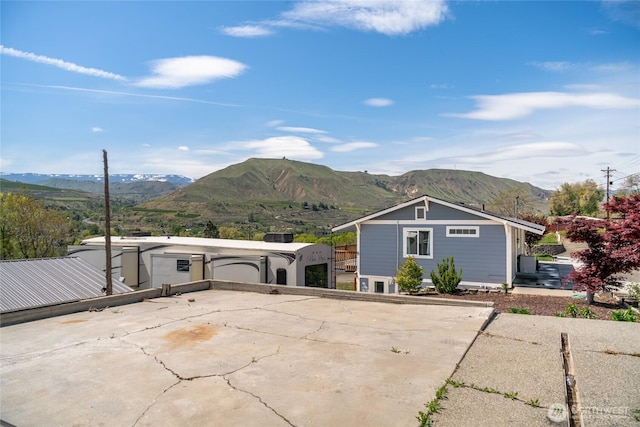 2440 Rock Island Rd, East Wenatchee, WA 98802 - view of front of home featuring a mountain view