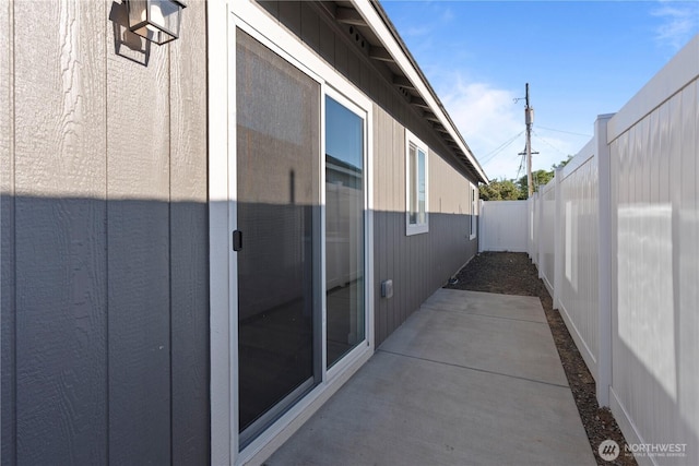 1325 Shaw St, Moses Lake, WA 98837 - fenced backyard with a patio