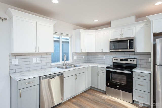 1325 Shaw St, Moses Lake, WA 98837 - kitchen featuring stainless steel appliances, light wood finished floors, tasteful backsplash, gray cabinets, and recessed lighting