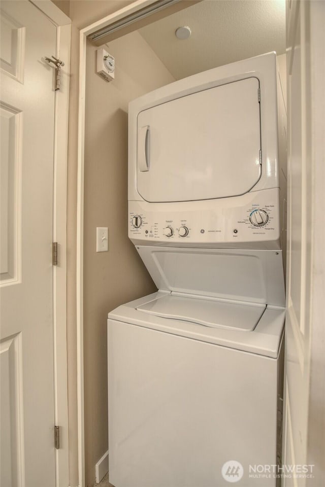 262 Oyhut Bay Blvd SW Unit 204, Ocean Shores, WA 98569 - laundry area with stacked washer / dryer