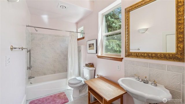 5513 Homestead Ln, Anacortes, WA 98221 - full bath featuring toilet and shower / bath combo