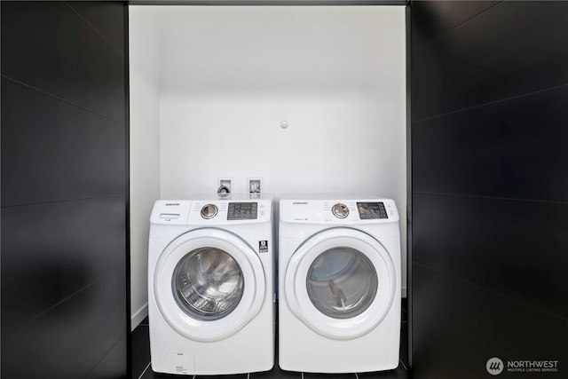 7528 21st Ave SW, Seattle, WA 98106 - laundry room featuring independent washer and dryer