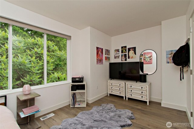 23300 SE Black Nugget Rd Unit J3, Issaquah, WA 98029 - living room featuring wood finished floors and baseboards