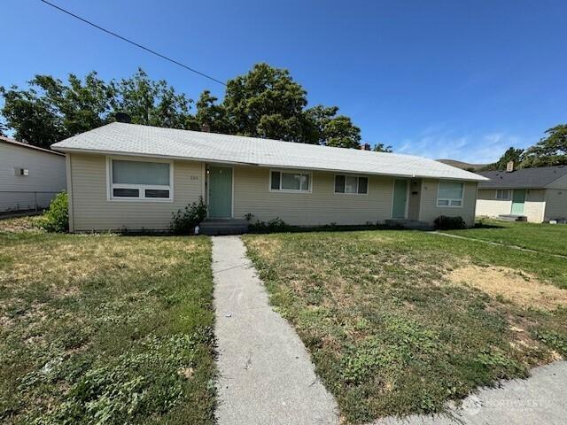 330 SW 5th Ave Unit 336, Ephrata, WA 98823 - ranch-style house with a front yard