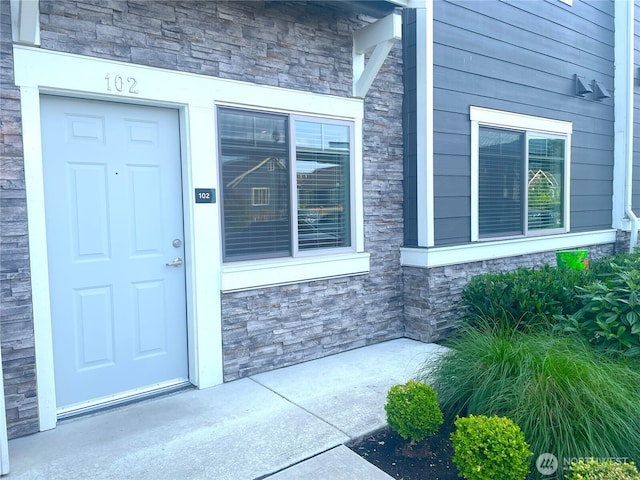 921 Westridge Way NE # 102, Issaquah, WA 98029 - property entrance featuring stone siding