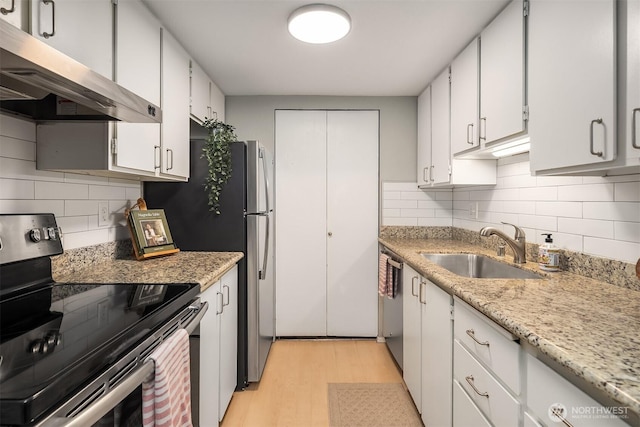 12023 100th Ave NE Unit C4, Kirkland, WA 98034 - kitchen featuring stainless steel appliances, extractor fan, light wood-style flooring, tasteful backsplash, and white cabinets
