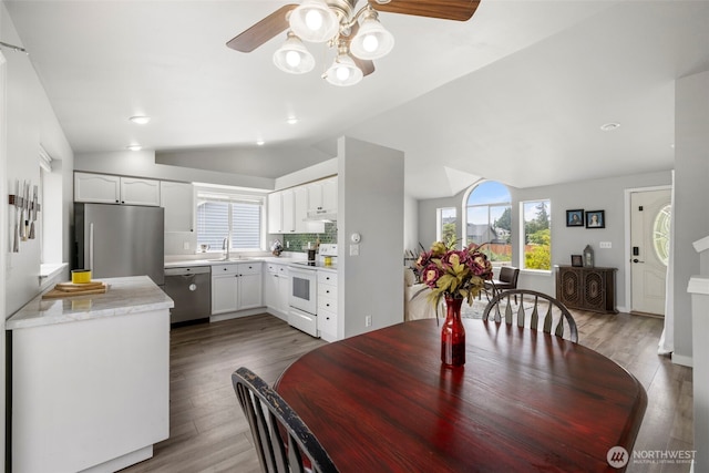 1521 90th Dr NE, Lake Stevens, WA 98258 - dining area with vaulted ceiling, a ceiling fan, healthy amount of natural light, wood finished floors, and recessed lighting