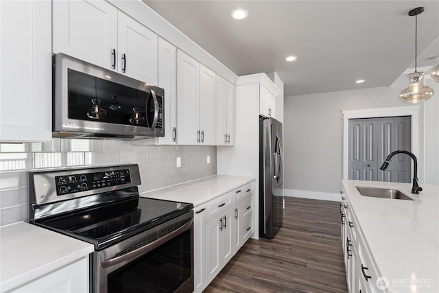 1300 W Marina Dr Unit 33, Moses Lake, WA 98837 - kitchen featuring stainless steel appliances, white cabinets, backsplash, dark wood finished floors, and recessed lighting