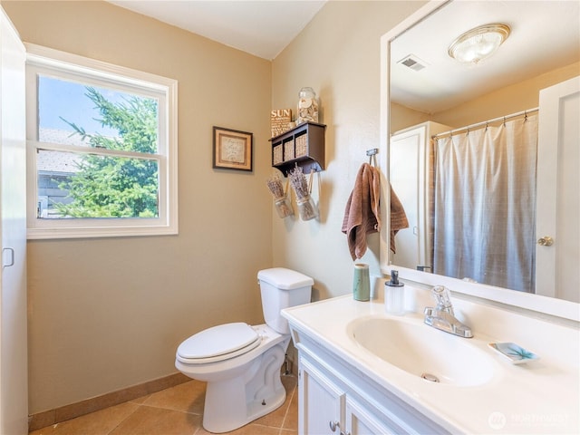 1018 Vassar Ave, Wenatchee, WA 98801 - full bathroom featuring vanity, tile patterned flooring, and curtained shower